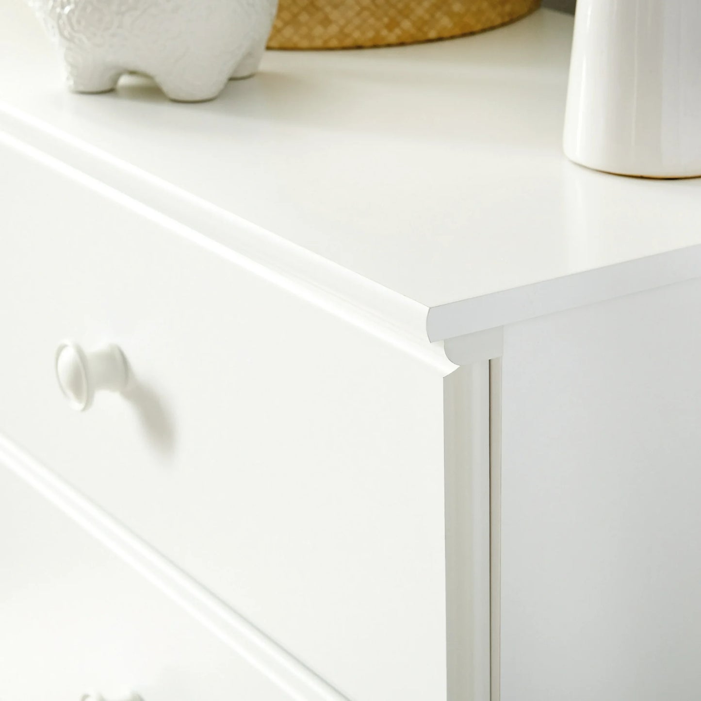 BERRY NEST 4-Drawer Bedroom Dresser in Soft White, Soft White Finish